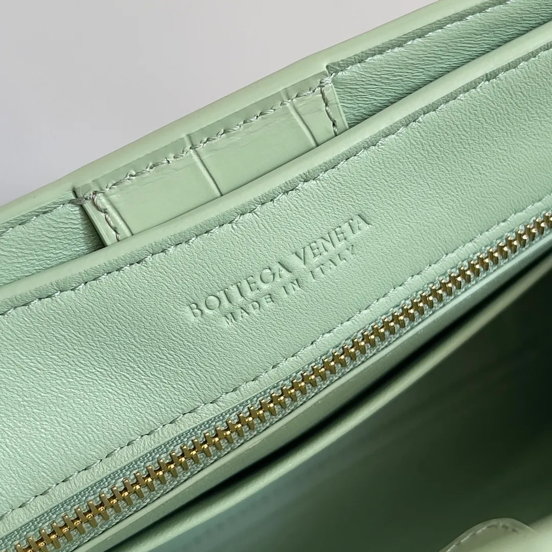 Batch 2880 BOTTEGA VENETA new women's crocodile leather ANDIAMO is shipped! ! ! As a classic model of the BV family, each innovation brings different surprises to fans. There are three ways to carry it with different makeup. Crocodile skin is called the gold in leather and is famous for its top luxury and rarity. During use, the luster of the crocodile skin will not fade or fade with time. No matter how long it is used, it will still remain new. And because each crocodile skin is different, the effect of each crocodile leather bag is different. Style number: 777614 Size: 22*9*15.5cm